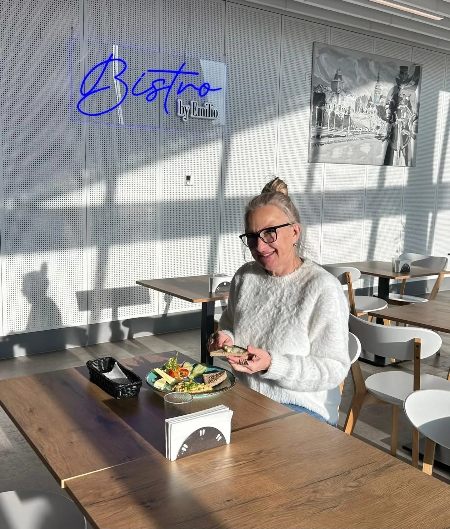 Bistro by Emilio Szczecin — gość przy stole, klimat i neon bistro nad Odrą