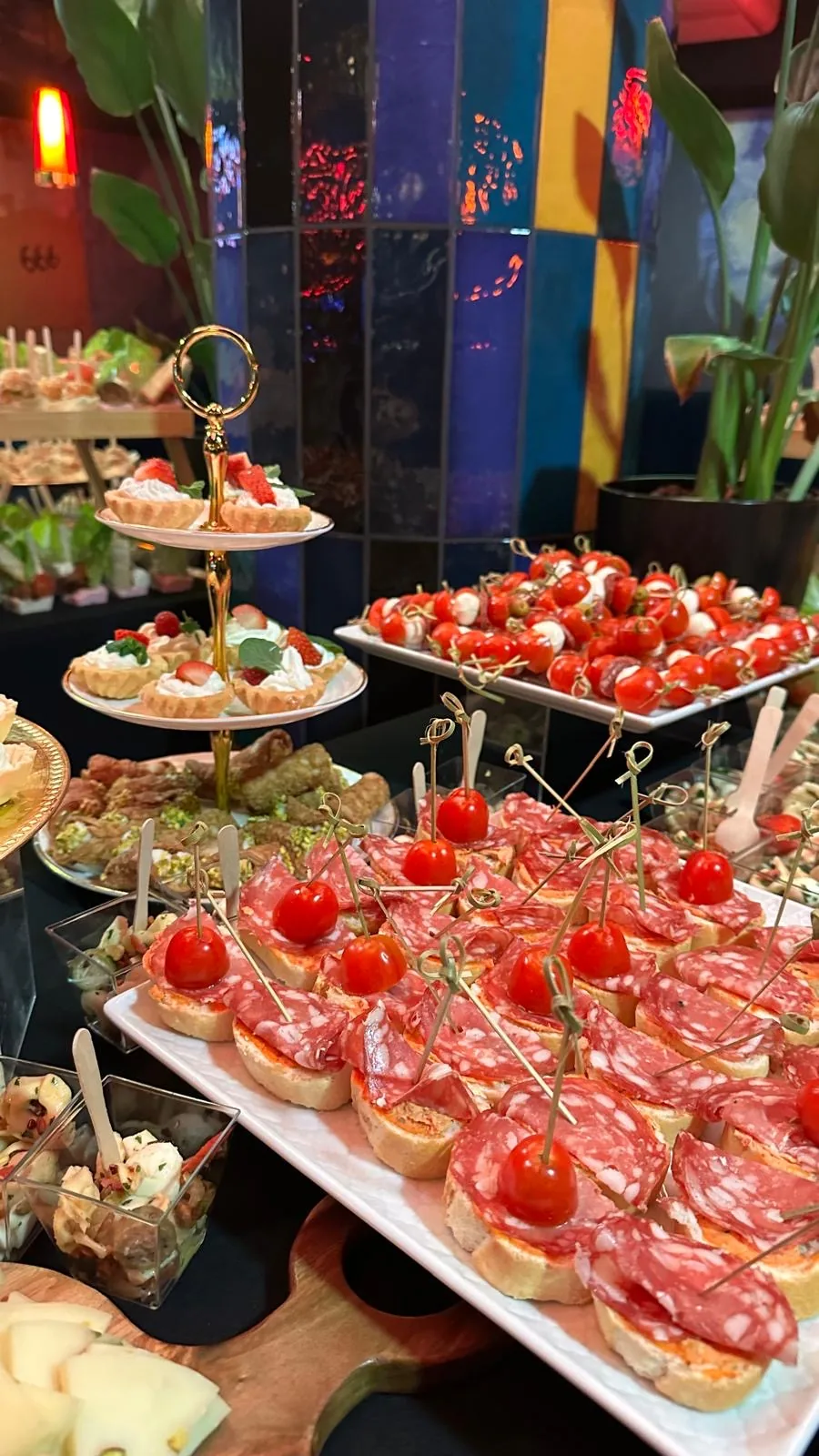 Crostini z salami i pomidorkami, tartaletki z bitą śmietaną i truskawkami — catering Emilio Szczecin