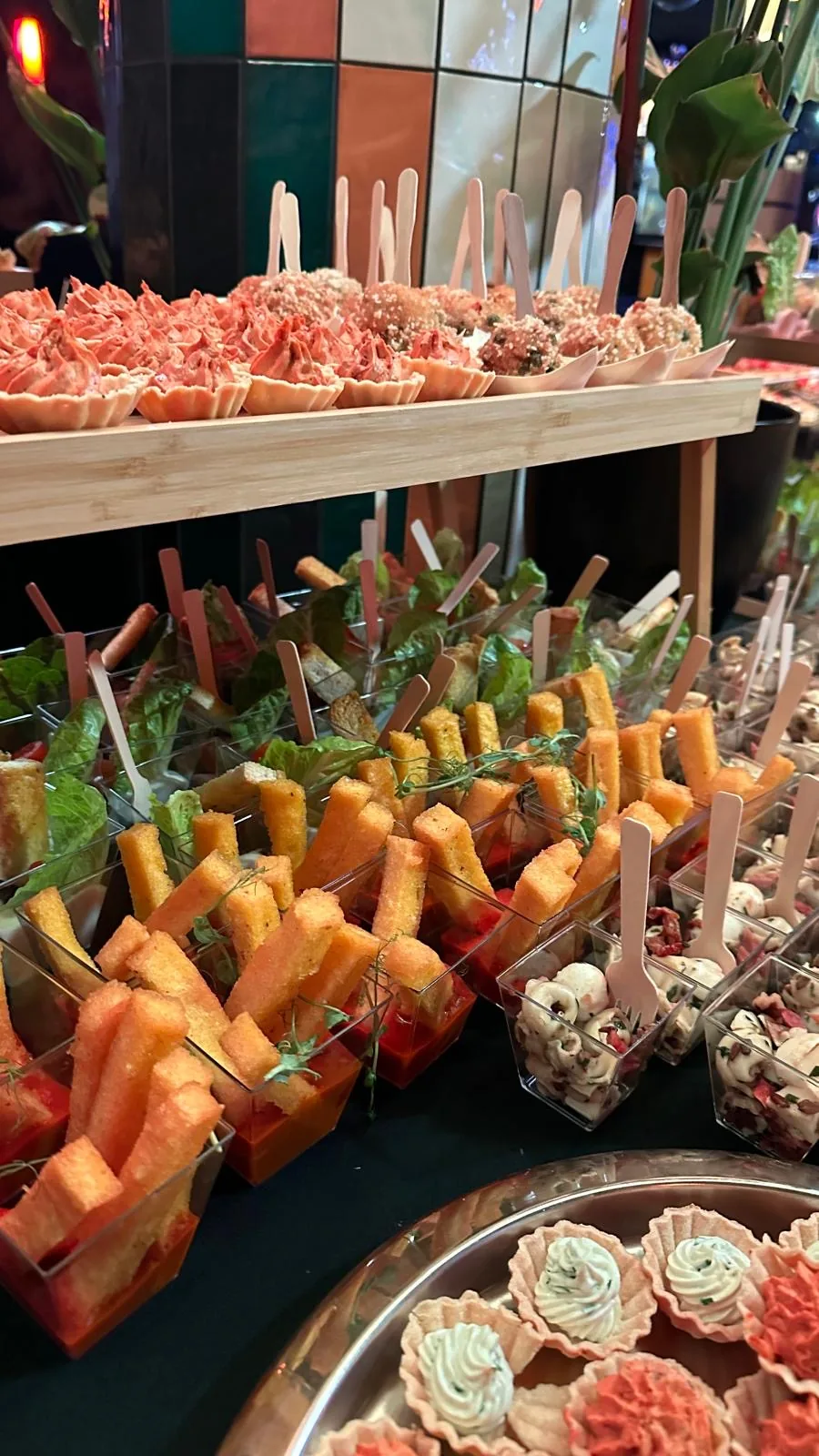 Tartaletki z musem łososiowym i frytki z polenty w pucharkach — catering Emilio Szczecin