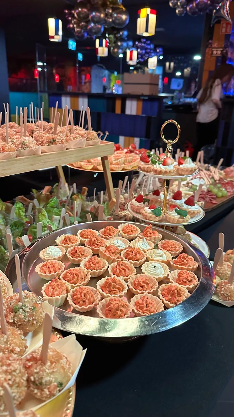 Tartaletki z musem łososiowym na srebrnej paterze — catering eventowy Emilio
