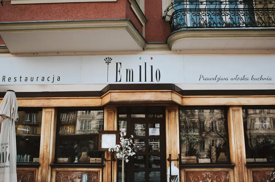 Restauracja Emilio Szczecin — fasada lokalu z neonem przy ul. Jana Pawła II
