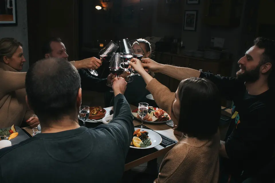 Goście wznoszą toast w Restauracji Emilio — wspólna kolacja