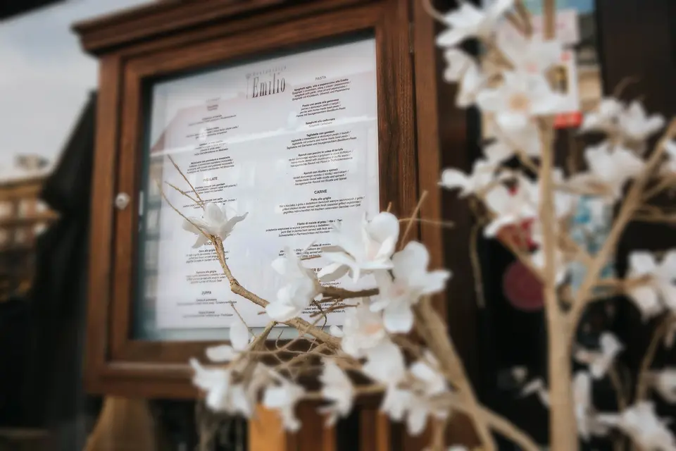 Wnętrze Restauracji Emilio Szczecin — sala główna z ceglastą ścianą