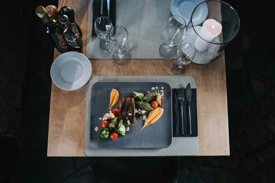 Insalata Caesar z krewetkami i szynką parmeńską — Emilio