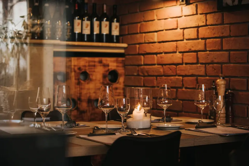 Karta win włoskich w Restauracji Emilio — kieliszki na ceglastej ścianie