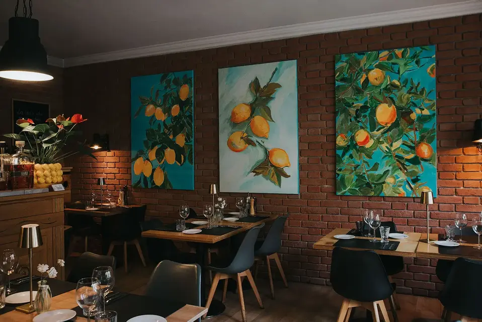 Ceglasta ściana i stoły w Restauracji Emilio — wystrój Szczecin