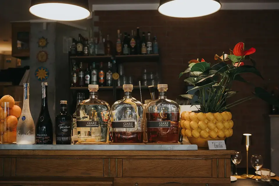 Detale stołu — sztućce i talerze w Restauracji Emilio