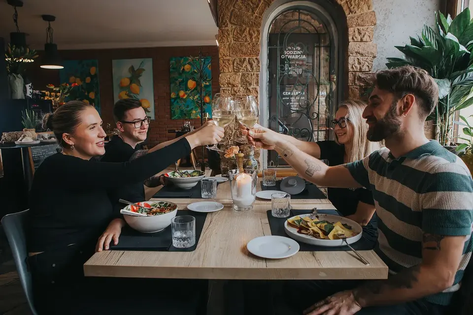 Drink przy barze — aperitif w Restauracji Emilio Szczecin