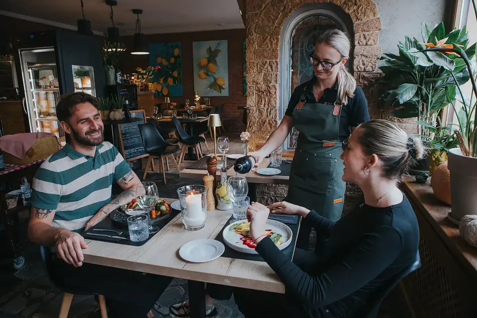 Włoskie sery na desce — dojrzewające Pecorino i Grana Padano Emilio