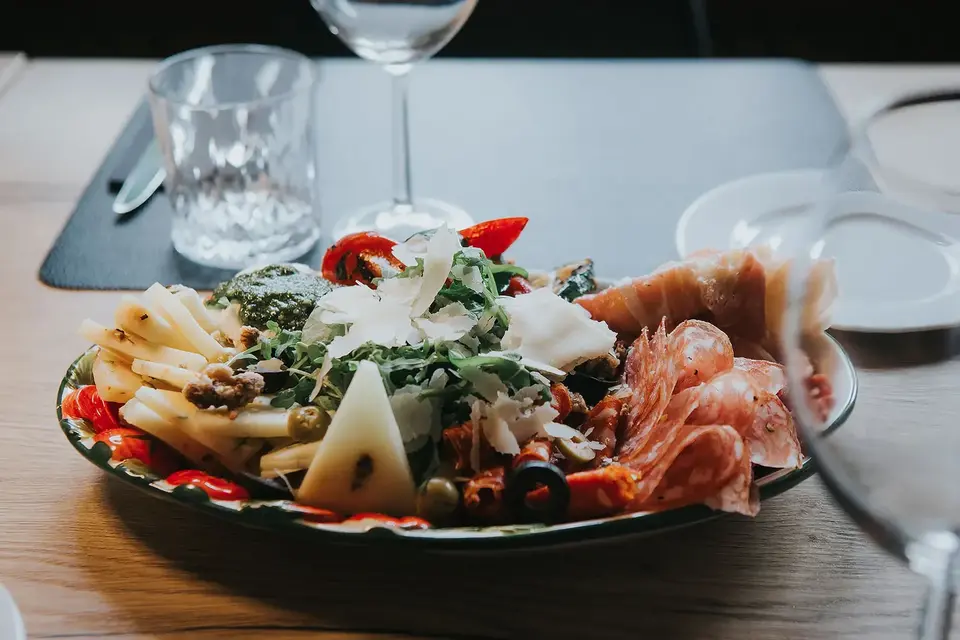 Detal — kieliszki i sztućce na stole Restauracji Emilio