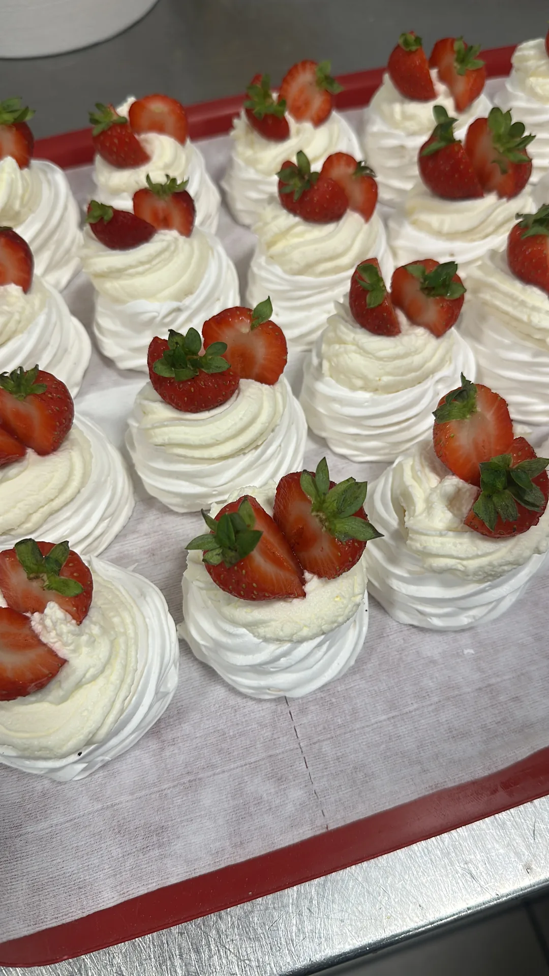 Desery weselne — mini pavlova z malinami i kremem, catering Emilio Szczecin