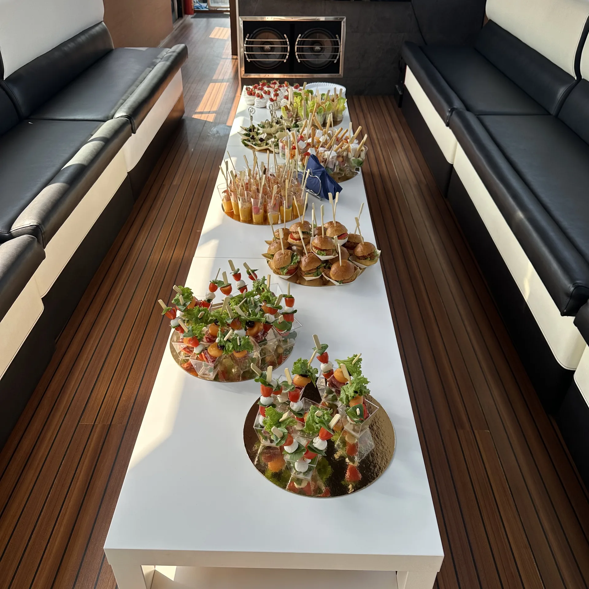 Catering weselny Szczecin — elegancki stół weselny Leo Borgesa przygotowany przez Restaurację Emilio