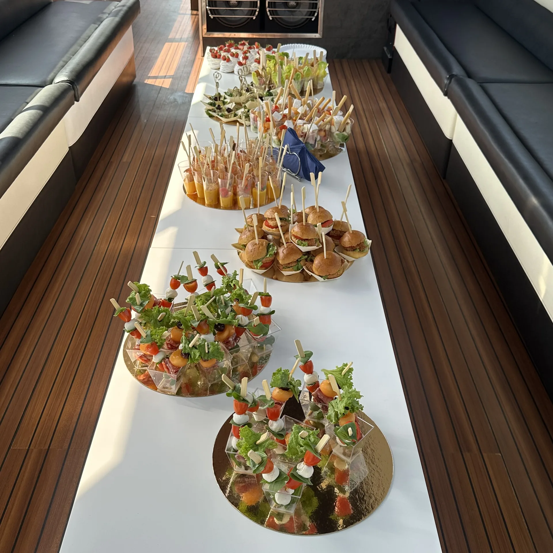 Sala weselna Leo Borgesa — kryształowe krzesła i złota dekoracja kwiatowa, Emilio Szczecin