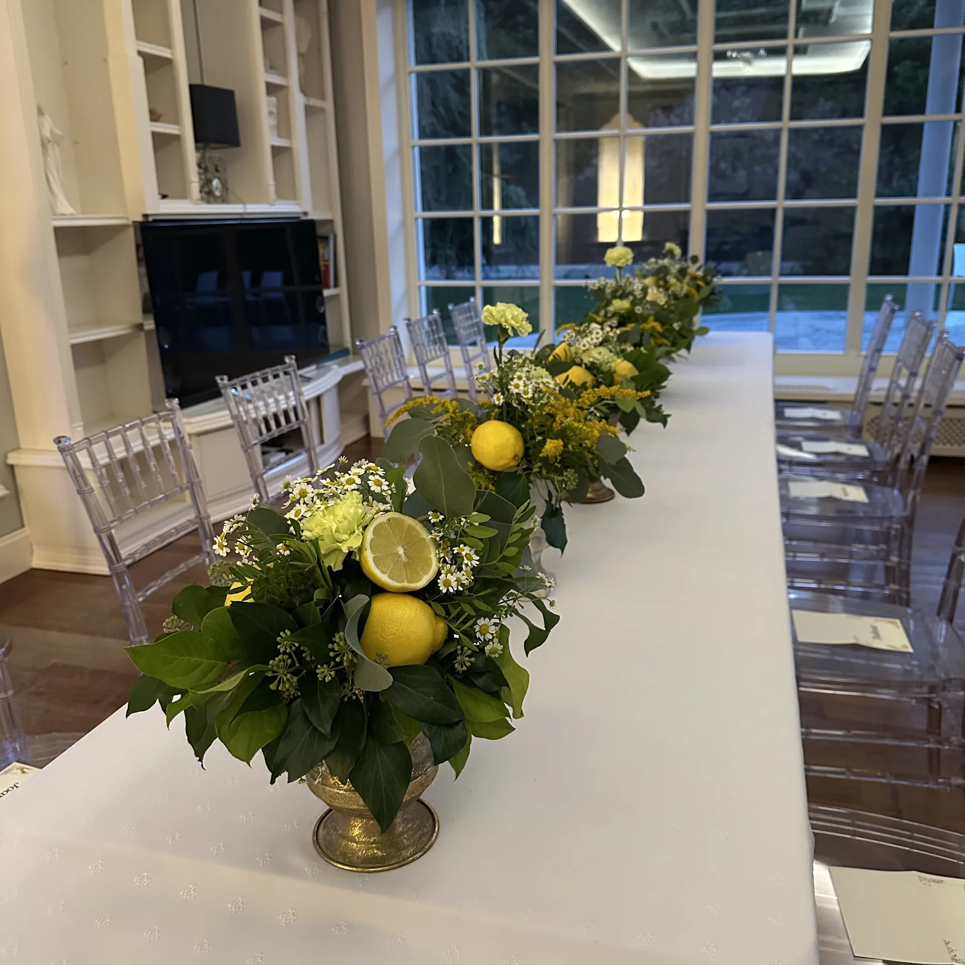 Sala weselna Leo Borgesa — kryształowe krzesła i złota dekoracja kwiatowa, Emilio Szczecin